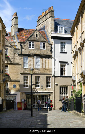 Bath, Großbritannien - 19.. Juni 2011: Besucher treffen sich in der Nähe des Teeladens Sally Lunns bei der Sommersonne in der Stadt Bath, Somerset, Großbritannien. Sally Lunns ist eines der ältesten Häuser in Bath und beherbergt das ursprüngliche Bath Bun. Bath ist ein UNESCO-Weltkulturerbe und berühmt für seine Architektur, die das ganze Jahr über Besucher anzieht. Stockfoto