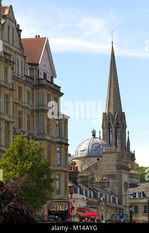 Bath, Großbritannien - 19.. Juni 2011: Eine Vielzahl von Architekturstilen in der Stadt Bath, Somerset, Großbritannien. Bath ist ein UNESCO-Weltkulturerbe und berühmt für seine Architektur. Stockfoto