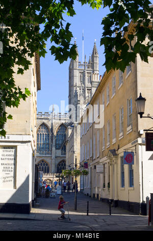 Bath, Großbritannien - 3.. Juli 2011: Besichtigungen in einer schattigen Straße in der Nähe von Bath Abbey, City of Bath, Somerset, Großbritannien. Bath ist ein UNESCO-Weltkulturerbe und berühmt für seine Architektur. Stockfoto