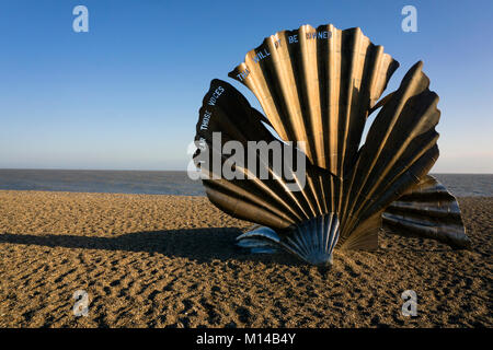 Jakobsmuschel Skulptur Johannes Betjman auf Aldburgh Strand in Suffolk UK Stockfoto