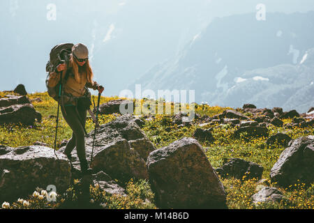 Aktive Ferien in den Bergen Frau wandern mit Rucksack Adventure Travel Lifestyle Konzept outdoor Bergsteigen Sport Stockfoto