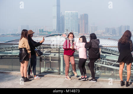 Touristen aus Hongkong, die Fotos in der IFC machen Stockfoto