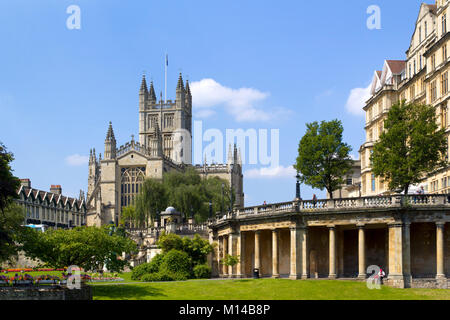 Bath, Großbritannien - 3.. Juli 2011: Die Menschen entspannen sich in einem Park in der Nähe der historischen Bath Abbey in der Stadt Bath, Somerset, Großbritannien. Bath ist ein UNESCO-Weltkulturerbe und berühmt für seine Architektur. Stockfoto