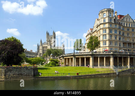 Bath, Großbritannien - 3.. Juli 2011: Die Menschen entspannen sich in einem Park in der Nähe der historischen Bath Abbey in der Stadt Bath, Somerset, Großbritannien. Bath ist ein UNESCO-Weltkulturerbe und berühmt für seine Architektur. Stockfoto