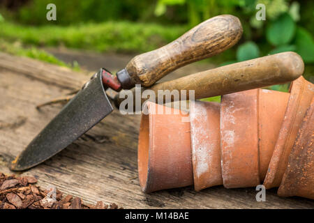 Garten Werkzeuge und Blumentöpfe Stockfoto