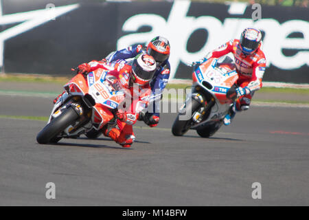 Jorge Lorenzo führt Andrea Dovizioso während der Morgen warm-up Octo Britischen Grand Prix 2017 Stockfoto