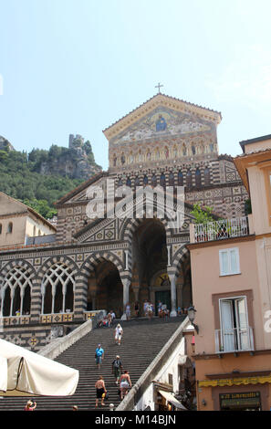 Der Haupteingang der Kathedrale von Amalfi, Piazza del Duomo, Amalfi, Italien. Stockfoto