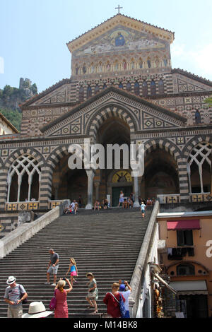 Der Haupteingang der Kathedrale von Amalfi, Piazza del Duomo, Amalfi, Italien. Stockfoto