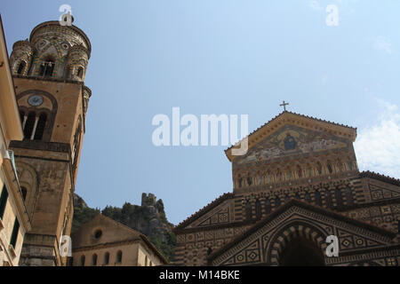 Ein Turm/Turm und der Haupteingang der Kathedrale von Amalfi, Piazza del Duomo, Amalfi, Italien. Stockfoto