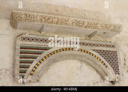 Mosaik Fliesenmuster auf einem Türsturz Fragment an einer Wand der Kreuzgang der Kathedrale von Amalfi, Piazza del Duomo, Amalfi, Italien. Stockfoto