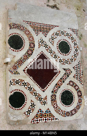 Mosaik Fliesenmuster auf ein Fragment an einer Wand der Kreuzgang der Kathedrale von Amalfi, Piazza del Duomo, Amalfi, Italien. Stockfoto