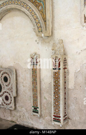 Mosaik Fliesenmuster auf einen Sturz, Spalte und Block an der Wand ein Kreuzgang der Kathedrale von Amalfi, Piazza del Duomo, Amalfi, Italien. Stockfoto