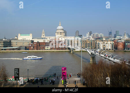 London, Großbritannien - 23.. März 2012: Die Frühlingssonne ermutigt Besucher und Londoner gleichermaßen, die Themse zu Fuß über die Millenium Bridge zu überqueren. Die Millennium Bridge ist eine Hängebrücke, die die Themse in London überquert und Bankside mit der Stadt verbindet. Stockfoto