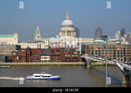 London, Großbritannien - 23.. März 2012: Die Frühlingssonne ermutigt Besucher und Londoner gleichermaßen, die Themse zu Fuß über die Millenium Bridge zu überqueren. Die Millennium Bridge ist eine Hängebrücke, die die Themse in London überquert und Bankside mit der Stadt verbindet. Stockfoto