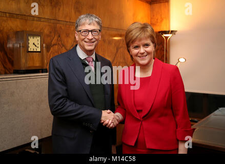 Bill Gates ist von erster Minister Nicola Sturgeon während eines Treffens in St. Andrew's House, Edinburgh begrüßt, eine Präsentation über die Arbeit, die als Teil des NHS Global Citizenship Programm durchgeführt wird, zu hören. Stockfoto