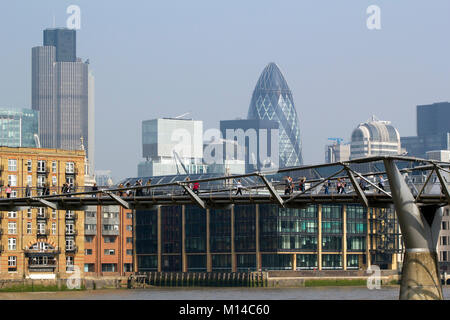 London, Großbritannien - 23.. März 2012: Die Frühlingssonne ermutigt Besucher und Londoner gleichermaßen, die Themse zu Fuß über die Millenium Bridge zu überqueren. Die Millennium Bridge ist eine Hängebrücke, die die Themse in London überquert und Bankside mit der Stadt verbindet. Stockfoto