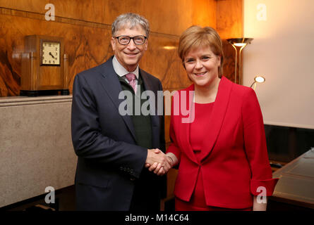 Bill Gates ist von erster Minister Nicola Sturgeon während eines Treffens in St. Andrew's House, Edinburgh begrüßt, eine Präsentation über die Arbeit, die als Teil des NHS Global Citizenship Programm durchgeführt wird, zu hören. Stockfoto