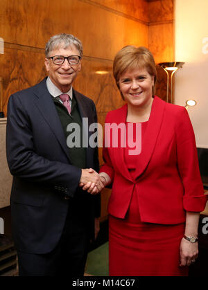 Bill Gates ist von erster Minister Nicola Sturgeon während einer meetingat St Andrew's House, Edinburgh, begrüßt eine Präsentation über die Arbeit, die als Teil des NHS Global Citizenship Programm durchgeführt wird, zu hören. Stockfoto