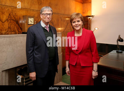 Bill Gates ist von erster Minister Nicola Sturgeon während eines Treffens in St. Andrew's House, Edinburgh begrüßt, eine Präsentation über die Arbeit, die als Teil des NHS Global Citizenship Programm durchgeführt wird, zu hören. Stockfoto