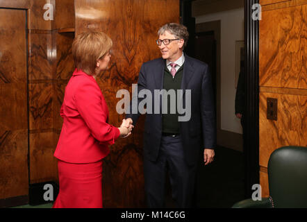 Bill Gates ist von erster Minister Nicola Sturgeon während eines Treffens in St. Andrew's House, Edinburgh begrüßt, eine Präsentation über die Arbeit, die als Teil des NHS Global Citizenship Programm durchgeführt wird, zu hören. Stockfoto