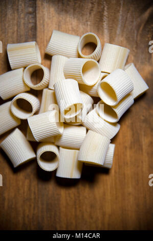 Italienische Küche: Rohe pasteurisierte Pasta aus Bronze Stockfoto