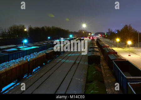 Zug sortieren Bahnhof in Gomel, Belarus. Nacht lange Belichtung geschossen von einer Fußgängerbrücke. Stockfoto