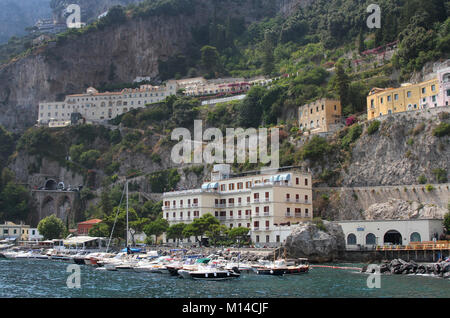 Gebäude und Hafen an der Küste der Stadt Amalfi, Italien. Stockfoto