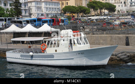 Boot am Hafen auf der Küste von Amalfi in Amalfi, Italien. Stockfoto