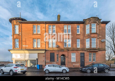 CLYDEBANK, Schottland - Januar 20, 2018: Ein roter Sandstein Mietshaus am unteren Ende des Whitecrook Straße in Clydebank. Stockfoto