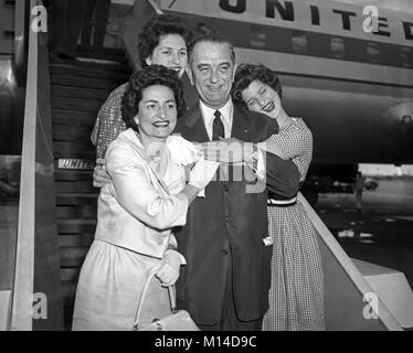 Senator Lyndon B. Johnson, mit Frau Claudia und Töchter, Lynda und Luci am Chicago O'Hare Airport. Juli 7, 1960. Stockfoto