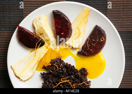 Lila verboten Reis mit gebratenen Pastinaken und Rote Rüben mit Orangensauce Stockfoto