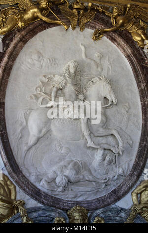 Relief von Louis XIV als Sieger gekrönt durch den Ruhm von Antoine Coysevox, War Room, Schloss Versailles, Paris, Frankreich. Stockfoto