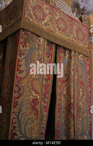 Baldachin-Bett der Vorhang im Schlafgemach des Königs, Schloss Versailles, Paris, Frankreich. Stockfoto