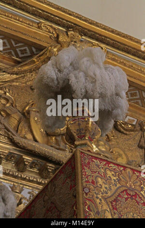 Straußenfedern auf des Königs Baldachin Bett Ecke, Schlafgemach des Königs, Schloss Versailles, Paris, Frankreich. Stockfoto