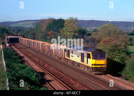 Mainline Fracht livrierten Class 60 Diesel Lokomotive Nummer 60086 chiehallion' Arbeiten eine geladene Stein am Bahnhof Otford Kreuzung. 1. November 2001. Stockfoto