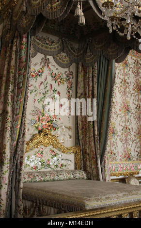 Das Queensize-Bett im Schlafgemach der Königin, Schloss Versailles, Paris, Frankreich. Stockfoto