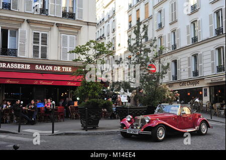 Klassische roadster wartet vor einem Cafe für seine Fahrer, der Pariser Innenstadt genießen Stockfoto