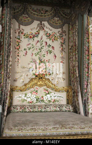 Das Queensize-Bett im Schlafgemach der Königin, Schloss Versailles, Paris, Frankreich. Stockfoto