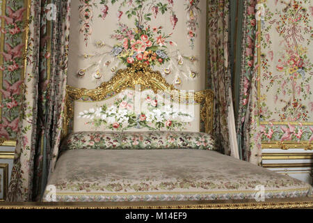 Das Queensize-Bett im Schlafgemach der Königin, Schloss Versailles, Paris, Frankreich. Stockfoto