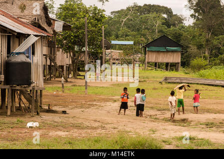 Eine typische Szene in einem Amazonas Dorf im Amazonasbecken. Stockfoto