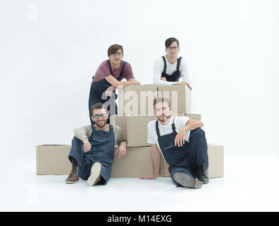 Freundliche Mitarbeiter mit gestapelte Kisten isoliert auf Weiss. Stockfoto