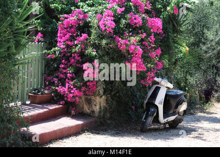 RHODES, Griechenland - AUGUST 2017: Motorrad an der schmalen Straße in der Nähe der Griechischen cafe in Rhodos Stadt auf der Insel Rhodos, Griechenland Stockfoto