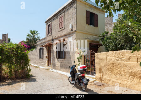 RHODES, Griechenland - AUGUST 2017: Motorrad an der schmalen Straße in der Nähe der Griechischen cafe in Rhodos Stadt auf der Insel Rhodos, Griechenland Stockfoto