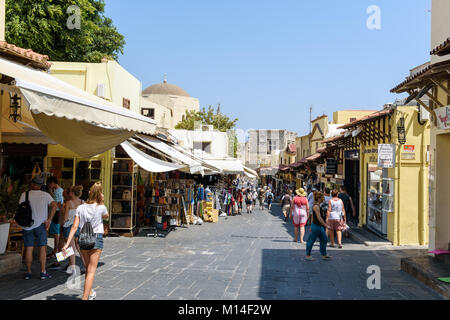RHODES, Griechenland - AUGUST 2017: Touristen an der schmalen Straße von Rhodos Altstadt auf der Insel Rhodos. Stockfoto