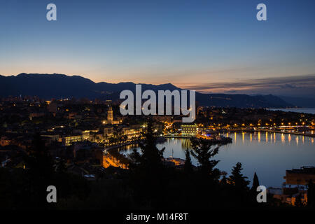 Blick auf die historische Altstadt von Split und darüber hinaus von oben in Kroatien in der Morgendämmerung. Kopieren Sie Platz. Stockfoto