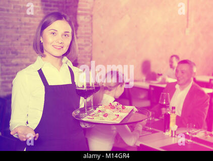 Junge weibliche Kellner zeigen Land Restaurant Besucher Stockfoto