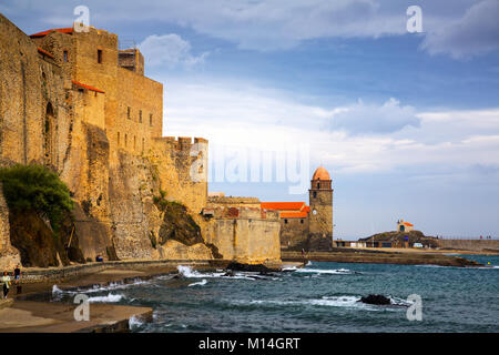 Blick auf Chateau Royal de Collioure, massiven Französischen Königlichen Schloss auf der mediterranen Küste Stockfoto