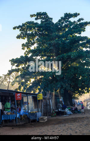 Morgen Stunde auf einem Markt in der Nähe der "Tsingy de Bemaraha', der zum Weltkulturerbe der UNESCO in Madagaskar Stockfoto