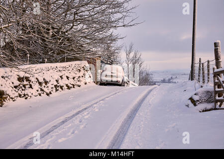 Geparkten Pkw auf Single Track Moorland Road. Nidderdale. Fiat Panda Stockfoto