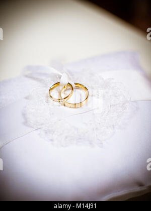 Die Trauringe auf der Seide Kissen für die Hochzeit Stockfoto